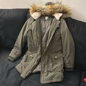 Women’s Halogen XS winter parka with faux fur detachable hood.